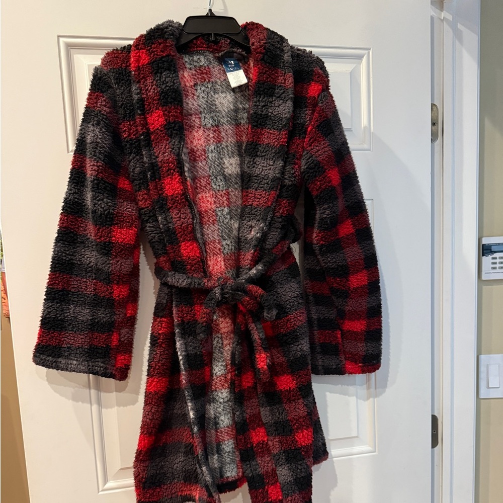 Boys, red and black robe size extra large 16/18